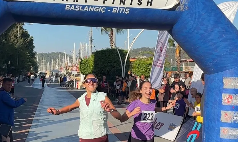Minikler, gençler, veteranlar… Fethiye'de Cumhuriyet için koştular