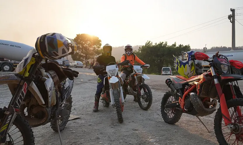 Motorlarını yarış için değil ateş savaşçıları için sürdüler