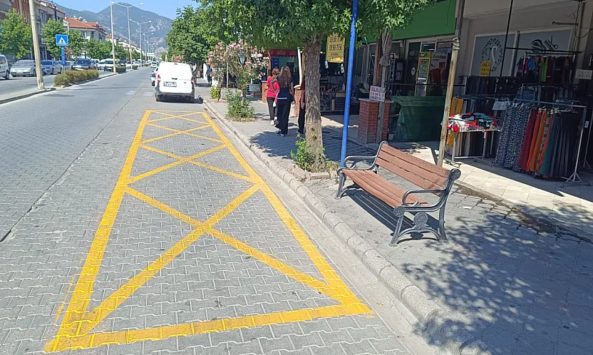Muğla Büyükşehir'den Fethiye'de durak çizgilerine yenileme çalışması
