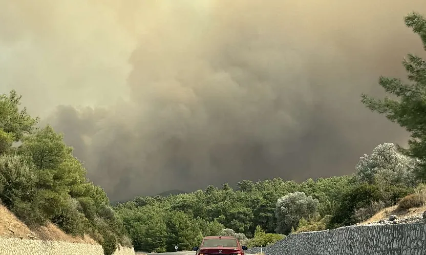 Muğla'da başladıktan sonra Antalya'ya sıçrayan orman yangınına müdahale ediliyor