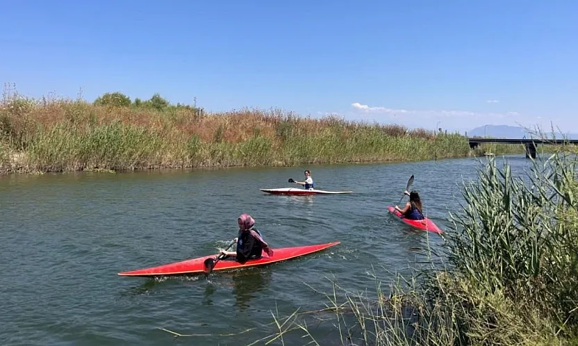 Muğla'da gençler doğa ve spor için kürek çekti