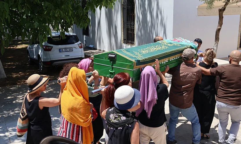 Muğla'da hayatını kaybeden kadının tabutunu kadınlar taşıdı