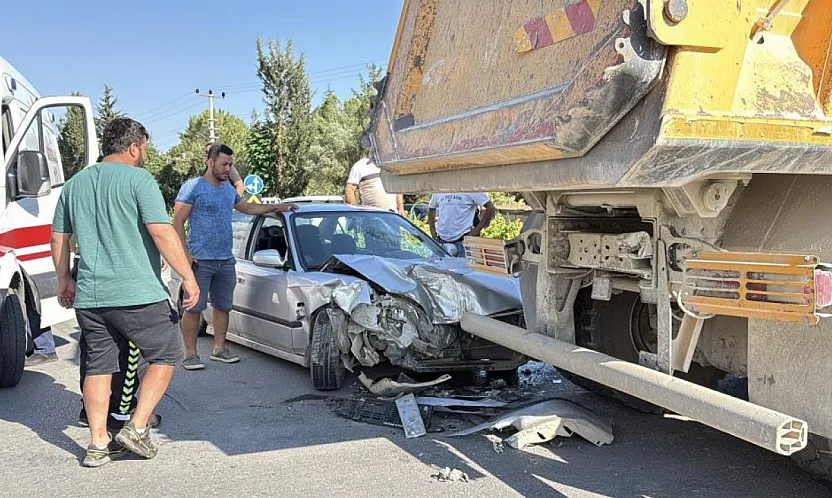 Muğla'da kamyona arkadan çarpan genç sürücü yaralandı