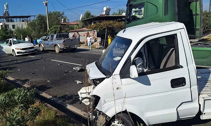 Muğla'da kamyonetle otomobilin çarpıştığı kazada 1 kişi öldü, 2 kişi yaralandı