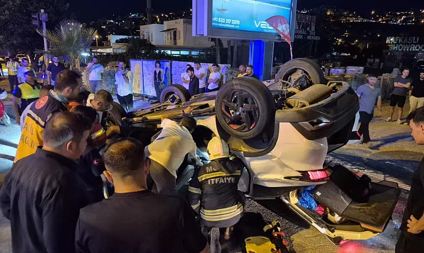 Muğla'da kavşakta çarpışan otomobil devrildi: 1 yaralı