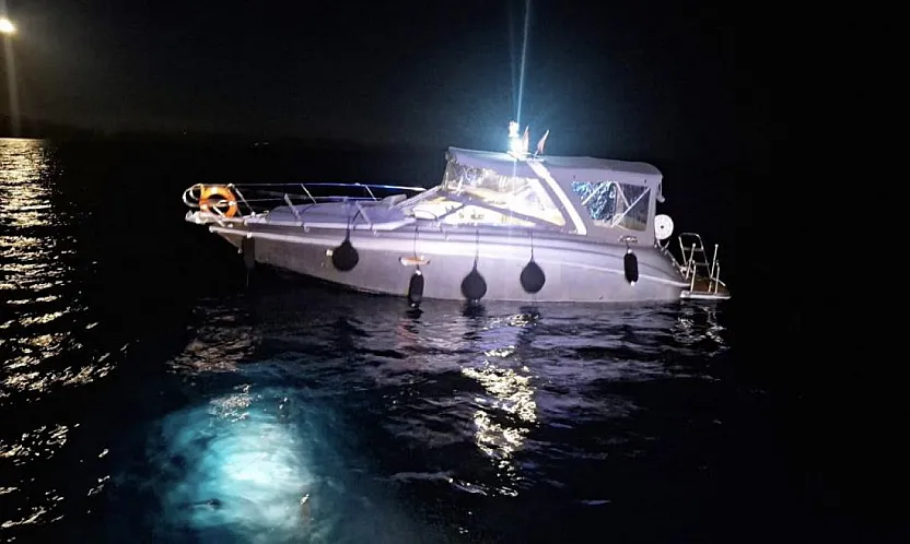 Muğla'da kayalıklara çarpan teknedeki iki kişiyi Sahil Güvenlik ekipleri kurtardı