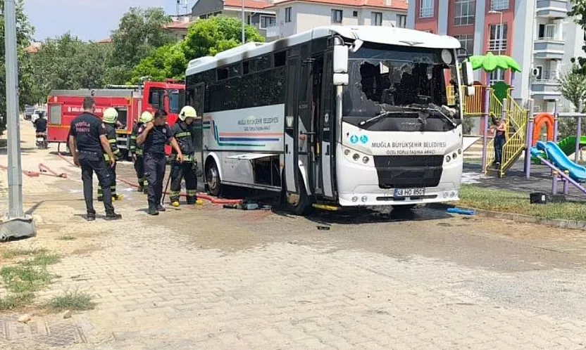 Muğla'da park halindeki midibüste yangın çıktı