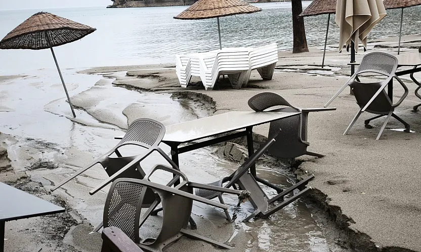 Muğla'da sağanak Akyaka sahilini harabeye çevirdi