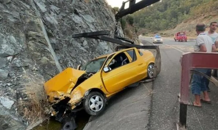 Muğla'da savrulan otomobil hurdaya döndü, sürücü araçta sıkıştı