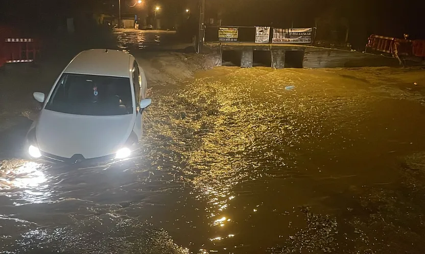Muğla'da yağış nedeniyle yol çöktü, çukura düşen araç yolda mahsur kaldı