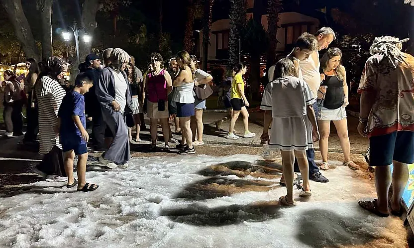 Muğla'da yerli ve yabancı turistlere ağustosta yapay kar sürprizi