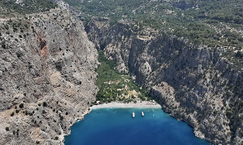 Muğla'nın turistik ilçelerindeki sahillerde sıcak hava yoğunluğu yaşanıyor