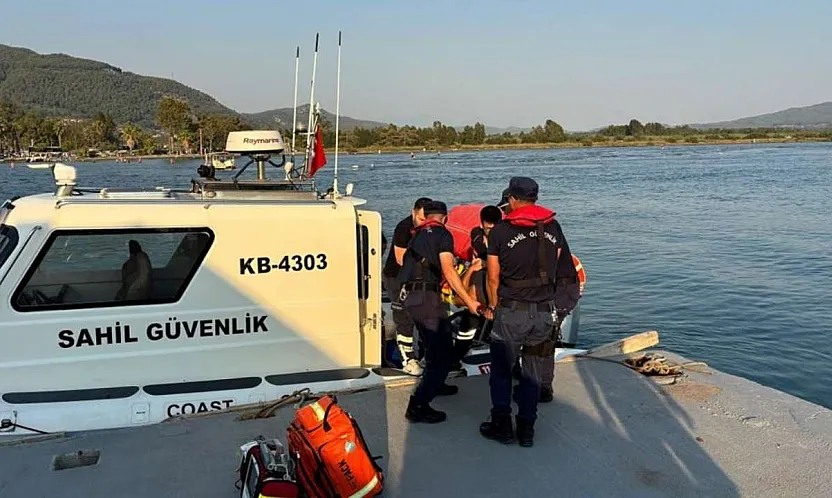 Muğla Sedir Adasında kayalıklardan düşen vatandaşa tıbbi tahliye