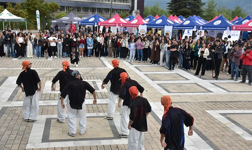 Muğla Sıtkı Koçman Üniversitesinde yeni öğrencilere müzik ve dansla karşılama