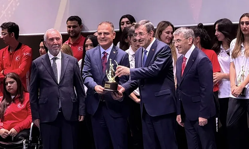 Muğla Valisi Akbıyık'a 'Spora Destek Veren Devlet Adamı' ödülü