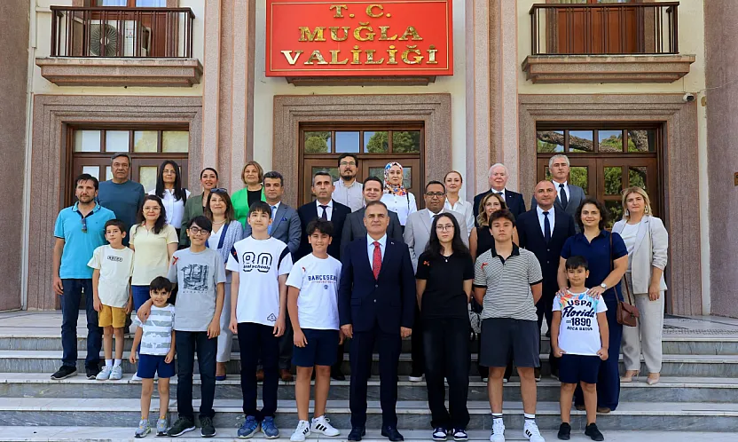 Muğla Valisi Dr. İdris Akbıyık, LGS şampiyonlarını altınla ödüllendirdi
