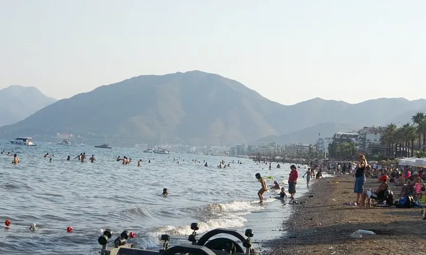 Okullar tatil oldu, Marmaris sahilleri dolmaya başladı
