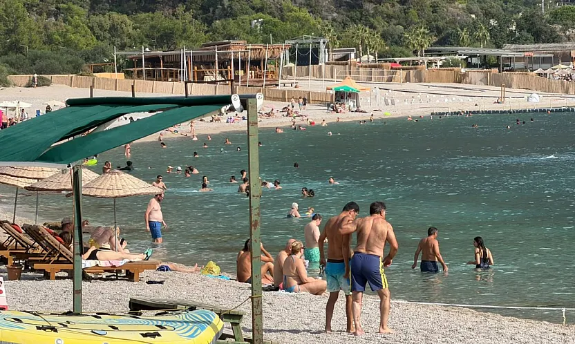 Ölüdeniz Belcekız Plajı'nda Pazar Yoğunluğu: Yazdan Kalma Bir Gün