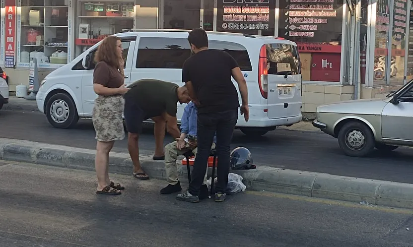 Ölüdeniz Caddesi'nde Motosiklet Yayaya Çarptı