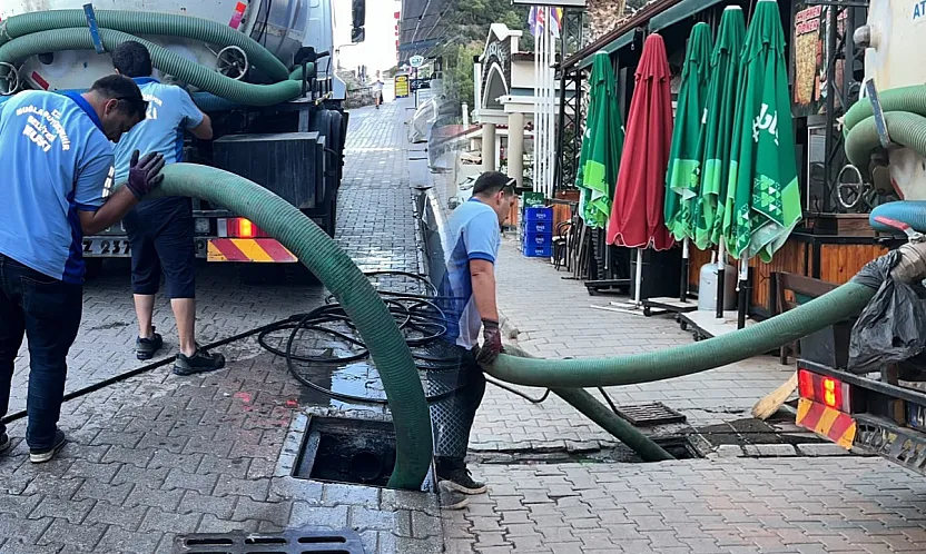 Ölüdeniz'de su baskınlarına karşı önlem: Tıkalı rögar ve kanallar temizlendi
