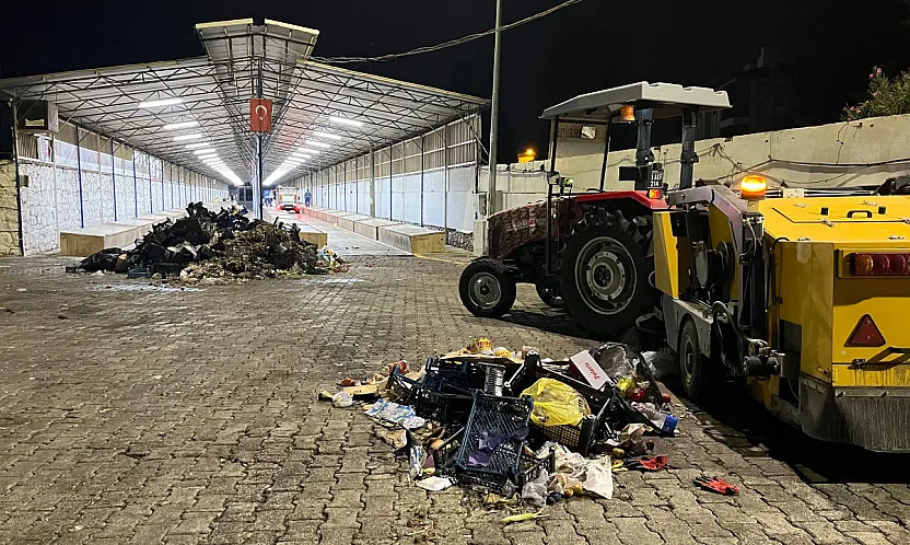 Pazar dağıldı, temizlik ekipleri gece mesaisine başladı