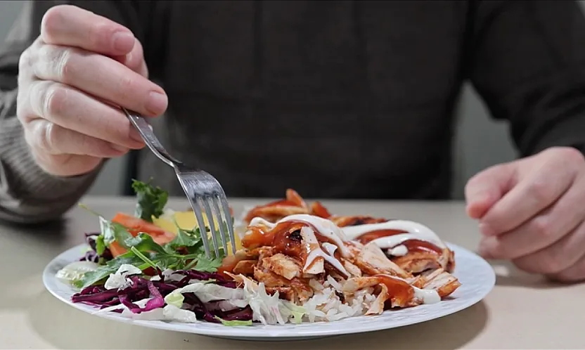 Pet şişeyi açamayan da çatalın tabakta çıkardığı sesten rahatsız olan da şikayet etti