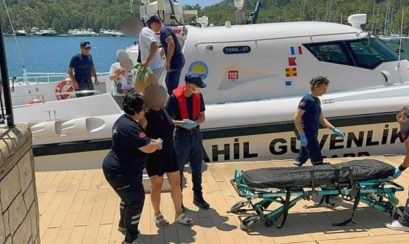 Sahil güvenlik, Fethiye açıklarında gezi teknesi ve ticari yattan iki kişiye tıbbi tahliye gerçekleştirdi
