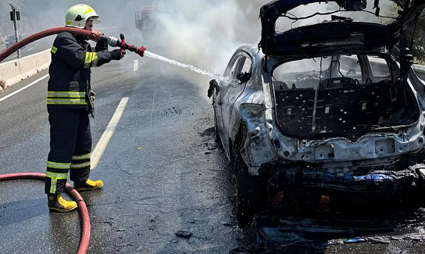 Sakar'da yanan araç kullanılmaz hale geldi
