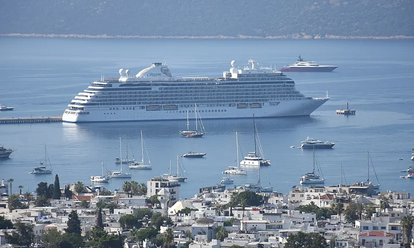 'Seven Seas Splendor' kruvaziyeri 739 yolcuyla Bodrum'a geldi