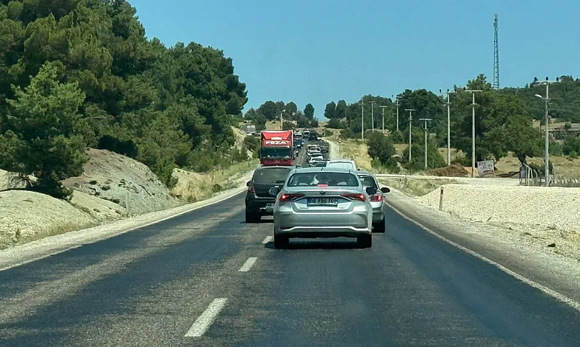 Seydikemer-Antalya Karayolunda Araç Yoğunluğu: Yayla Karaçulha Kavşağında Uzun Kuyruklar Oluştu