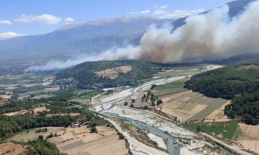 Seydikemer'de başlayan yangın Antalya Kaş sınırlarına sıçradı