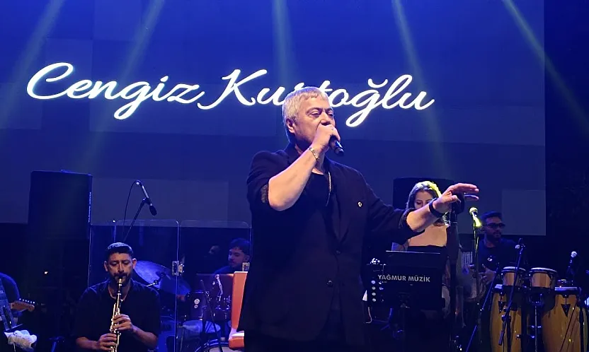 Seydikemer'de Cengiz Kurtoğlu Coşkusu! Ünlü Sanatçı Sahneye Çıktı