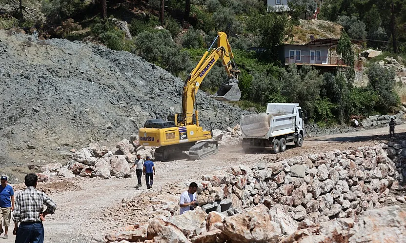 Seydikemer'de Heyelan Nedeniyle Kapanan Yol İçin Çalışmalar Sürüyor