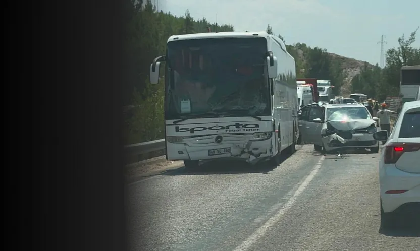 Seydikemer'de yolcu otobüsü ile ticari araç çarpıştı: 5 yaralı