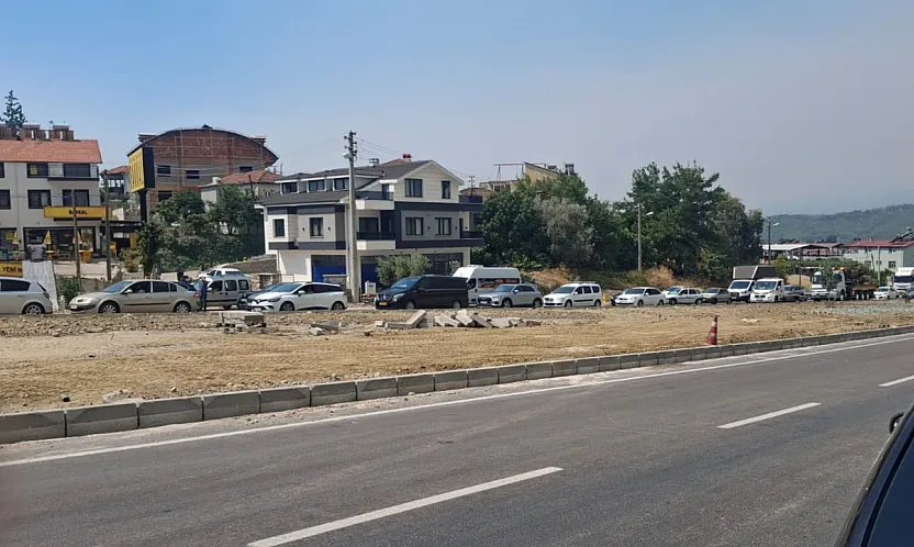 Seydikemer'deki Orman Yangını Nedeniyle Korkuteli-Söğüt Yolu Ulaşıma Kapatıldı