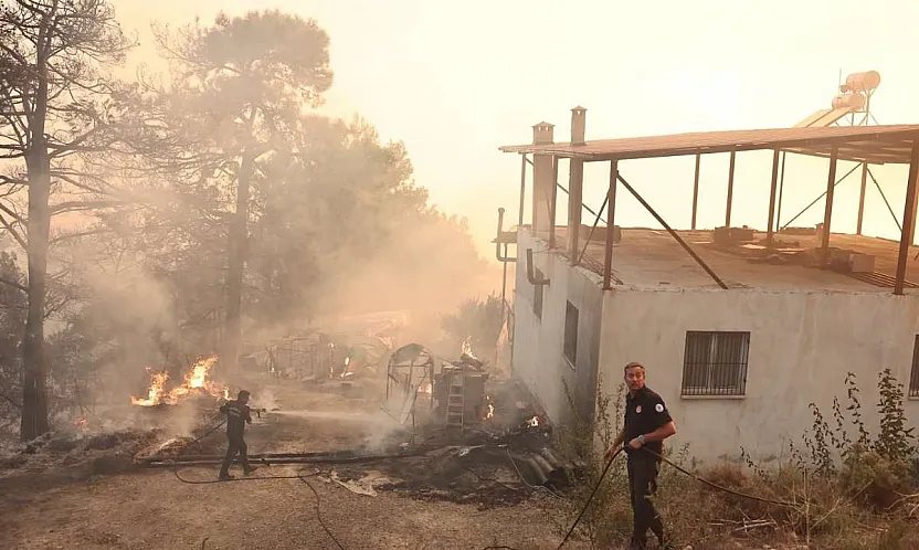 Seydikemer'deki orman yangınına müdahale sürüyor