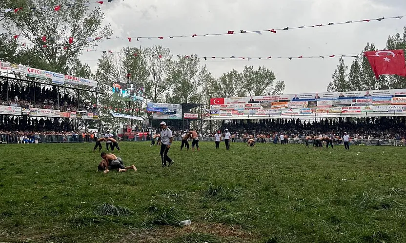 Seydikemer Seki Yağlı Güreşleri'nde yağmur altında mücadele