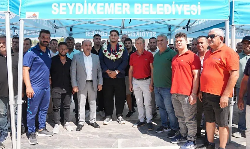 Seydikemer, Türkiye'nin En Genç Başpehlivanı Muhammed Enes Özcan'ı Coşkuyla Karşıladı
