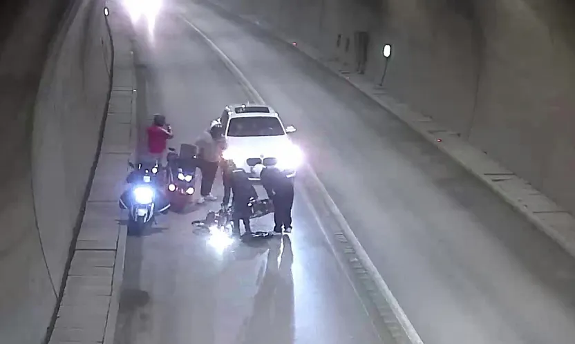 Tünelde motosikletten düşüp metrelerce sürüklendi: Kaza anı kamerada