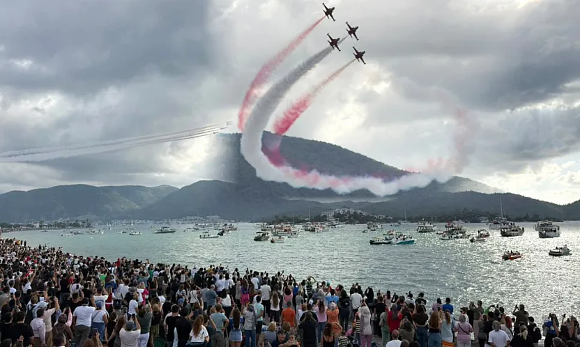 Türk Yıldızları Fethiye'de Gökyüzünü Renklendirdi
