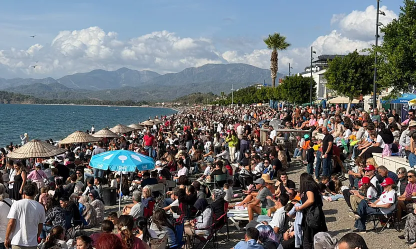 Türk Yıldızları Gösterisi Öncesi Çalış Plajı'na Akın Ettiler