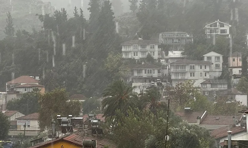 Turuncu kodlu uyarının ardından Fethiye'de yağış şiddetlendi