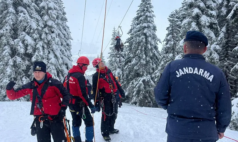 Uludağ'da telesiyej arızası: 52 tatilci kurtarıldı, 8 kişiyi kurtarma çalışması sürüyor