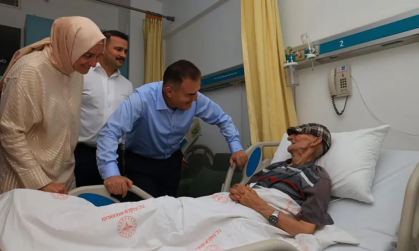 Vali Akbıyık, Fethiye'de yangından etkilenen huzurevi sakinlerini hastanede ziyaret etti