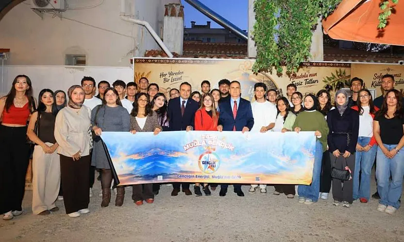 Vali Akbıyık, 'Gelin Tanış Olalım' projesine katılan gençlerle buluştu