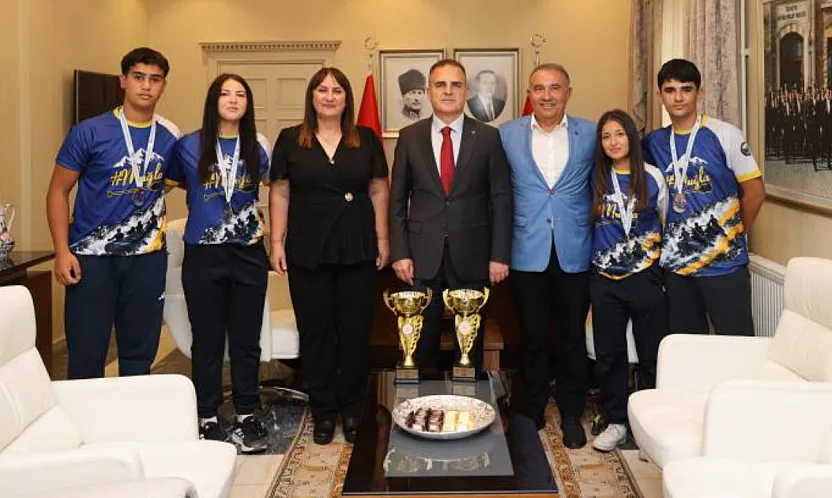 Vali Akbıyık Türkiye şampiyonu olan Yıldız rafting sporcularını ağırladı