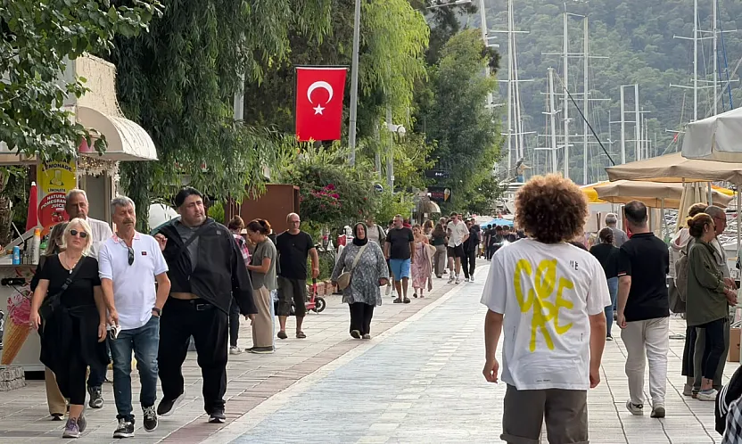 Yağışlı günlerin ardından Fethiye Kordonu'nda pazar yoğunluğu